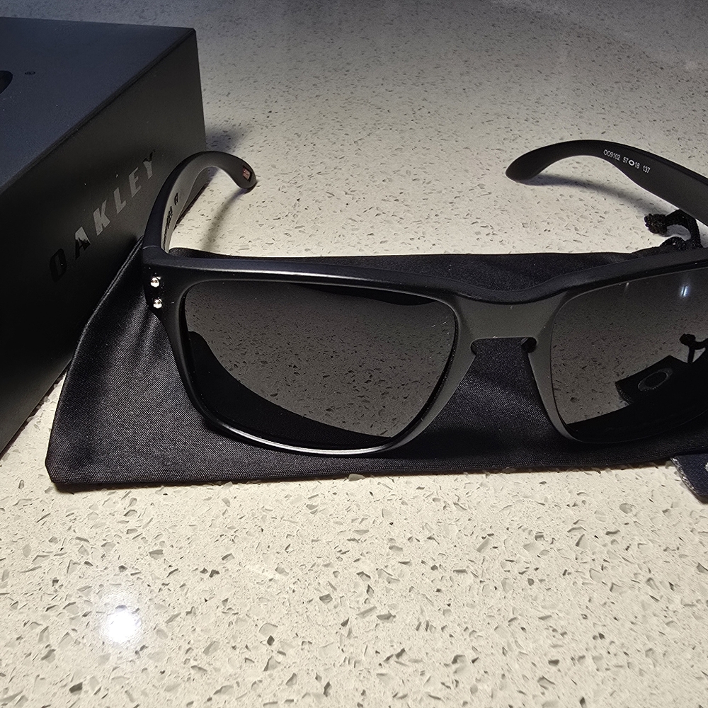 Oakley Holbrook Sunglasses Matte Black / Gray Polarized New In Box